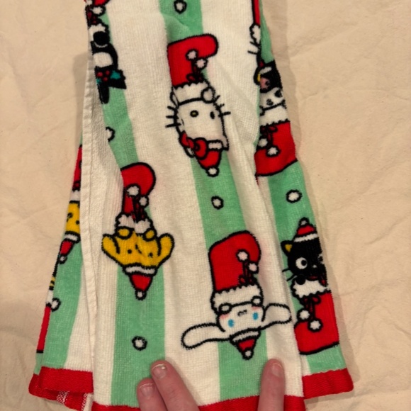 Hello Kitty & Friends Christmas hand towels, set of 2, NWOT - Picture 3 of 8